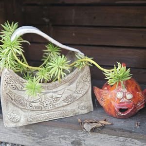 Borsa come fioriera, vaso per fiori, pezzo unico realizzato a mano, decorazione, ceramica, decorazione da giardino