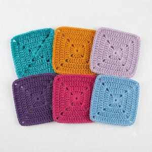 Könnte beinhalten: Ein Set aus sechs quadratischen Häkeluntersetzern in den Farben Petrol, Senfgelb, Helllila, Dunkellila, Magenta und Hellblau. Jeder Untersetzer zeigt ein klassisches Granny-Square-Muster mit einem sternförmigen Mittelteil und durchbrochenem Design.