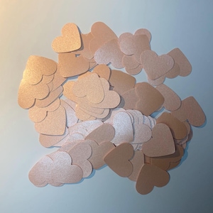 Handgestanste confetti hartjes roségoud parelmoer glanzend 5g, verjaardag, diameter hartjes 2,4 cm