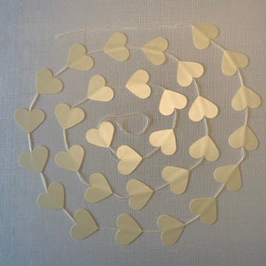 Slingerharten van parelmoerkarton, 2 m, crèmekleurig parelmoer glanzend, middelgrote harten (diameter 4,5 cm)