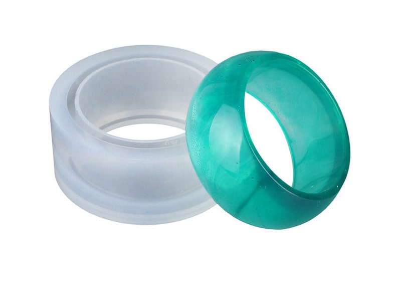 Pu&ograve; includere: Uno stampo per anelli in silicone trasparente e un anello in resina turchese. L'anello in resina ha un effetto marmorizzato.