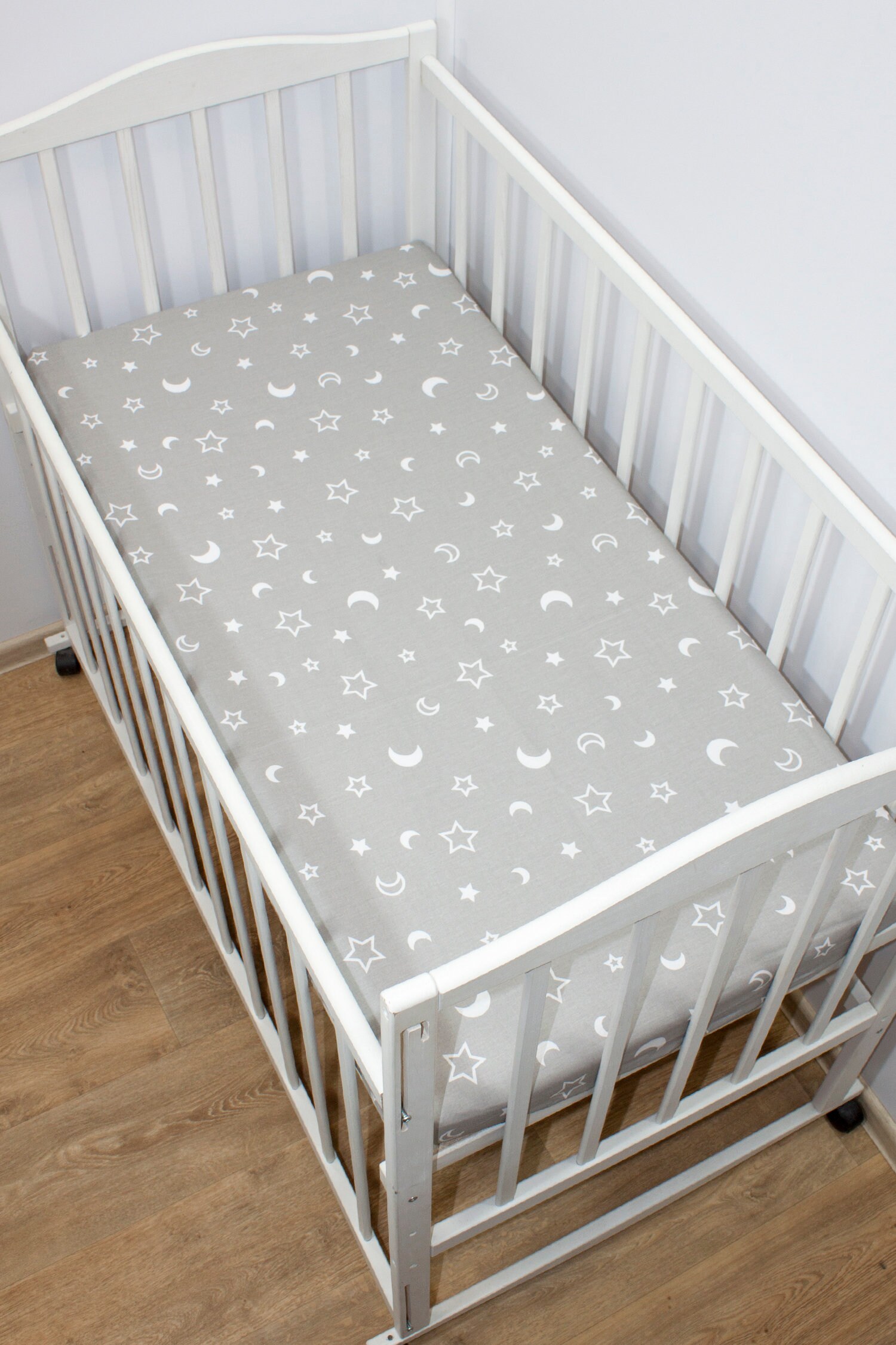 Cotton crib sheet with sleeping moon Neutral gender crib sheet Baby sheet night sky Stars and moon Gray fitted cot sheets Changing pad cover