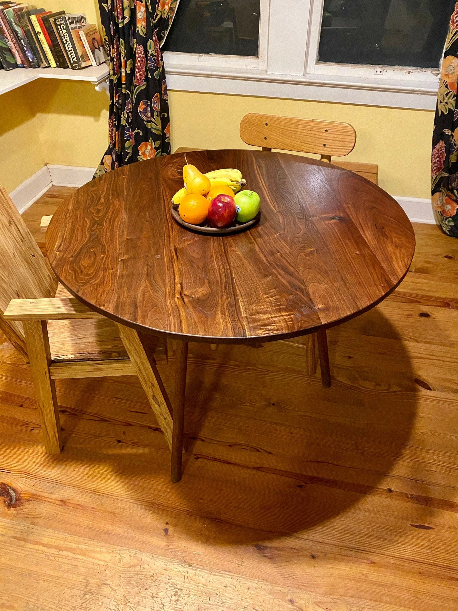 Round dining table