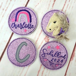 Könnte beinhalten: Eine weiße Keramik-Tasse mit schwarzem Henkel und dem Text "But First, Coffee" in handschriftlichem Stil. Die Tasse steht auf einer weißen Oberfläche. Die Tasse ist etwa 10 cm hoch.