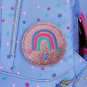 Könnte beinhalten: Ein hellblauer Rucksack mit einem wiederkehrenden Muster aus kleinen rosa und dunkelblauen Sternen, Kreisen und türkisfarbenen Quadraten. Ein runder, glitzernder roségoldener Aufnäher ist vorne mittig angebracht und zeigt einen Regenbogen.