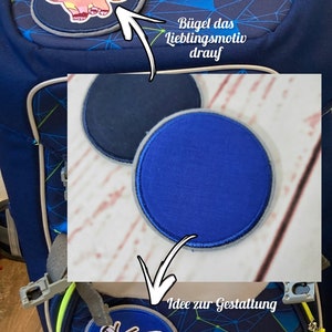 Könnte beinhalten: Ein blauer Rucksack mit einem weißen Reißverschluss und einem grünen Gurt. Der Rucksack hat ein geometrisches Muster mit weißen Linien und grünen Punkten. Auf dem Rucksack befinden sich drei Bügelbilder. Ein Bügelbild ist ein Cartoon eines rosa und orangefarbenen Pokémon-Charakters. Die anderen beiden Bügelbilder sind leere Kreise mit einem grauen Rand. Der Text "Bügel das Lieblingsmotiv drauf" ist in Schwarz auf dem Rucksack geschrieben. Der Text "Idee zur Gestaltung" ist in Schwarz auf dem Rucksack geschrieben. Der Text "Die abgebildeten Bügelbilder sind nur ein Beispiel und nicht im Shop erhältlich" ist in Schwarz auf dem Rucksack geschrieben.