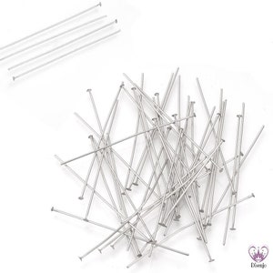Puede incluir: Un mont&oacute;n grande de alfileres de cabeza plateados, utilizados para la fabricaci&oacute;n de joyas y manualidades.