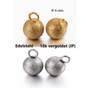 Op de afbeelding: Twee sets gouden en zilveren balbedels met een lus om aan sieraden te bevestigen. De bedels zijn 6 mm in diameter en zijn gemaakt van roestvrij staal met 18 karaats vergulding. De tekst "Edelstahl 18k vergoldet (IP)" is zichtbaar in de afbeelding.