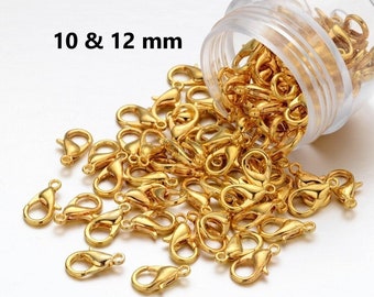 Könnte beinhalten: Nahaufnahme eines Behälters gefüllt mit goldfarbenen Metall-Hummerverschlüssen, wobei einige Verschlüsse aus dem Behälter herausfallen. Der Text "10 & 12 mm" ist im Bild sichtbar.