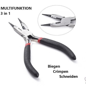 Può includere: Pinza multifunzione con manici neri e dettagli rossi. La pinza ha tre funzioni: piegare, crimpatura e taglio. Il testo "MULTIFUNKTION 3 in 1" è visibile nell'immagine.