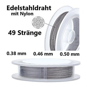 Pode incluir: Uma bobina de fio de aço inoxidável prateado revestido com nylon, composta por 49 fios. A imagem exibe o texto Edelstahldraht mit Nylon e 49 Stränge, juntamente com as opções de diâmetro disponíveis de 0,38 mm, 0,46 mm e 0,50 mm.