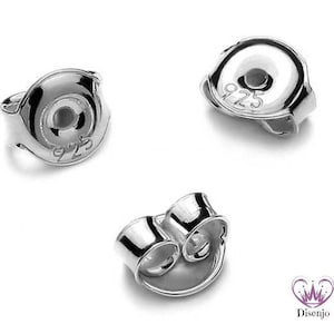 Op de afbeelding: Drie zilveren oorbelruggen, twee met een ronde rug en een pen, en een met een vlinderrug. Alle drie zijn gemarkeerd met "925", wat aangeeft dat ze van sterling zilver zijn.