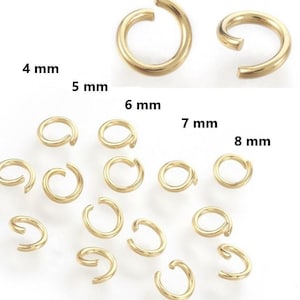 Op de afbeelding: Assortiment van gouden springringen in verschillende maten, variërend van 4 mm tot 8 mm. De springringen zijn ideaal voor het maken van sieraden en knutselen.