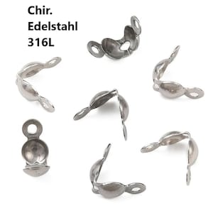 Könnte beinhalten: Nahaufnahme mehrerer silberfarbener Edelstahl-Crimp-Endstücke für die Schmuckherstellung. Der Text "Chir. Edelstahl 316L" ist oben links zu sehen. Diese Endstücke werden zum Abschluss der Schmuckenden verwendet.