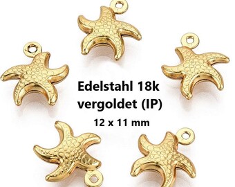 Puede incluir: Cinco dijes dorados con forma de estrella de mar con superficies texturizadas y pequeños bucles para sujetar a la joyería. Los dijes miden aproximadamente 12 x 11 mm. El texto en la imagen dice "Edelstahl 18k vergoldet (IP)"