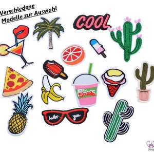 Könnte beinhalten: Eine Sammlung bunter Bügelbilder mit verschiedenen sommerlichen Motiven, darunter eine Ananas, eine Banane, ein Stück Pizza, ein Cocktail, eine Palme, ein Kaktus, eine Sonnenbrille, Eis, einen Milchshake und das Wort "cool".