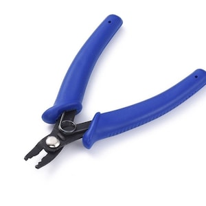 Könnte beinhalten: Blaue Zange mit silbernem Metallkopf, zum Schmuckmachen.