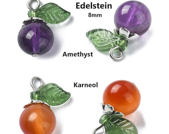 Puede incluir: Primer plano de colgantes de piedras preciosas con detalles de hojas y flores. Los colgantes presentan cuentas de amatista morada y cornalina naranja, cada una de 8 mm de diámetro. El texto "Edelstahl & Edelstein" es visible.