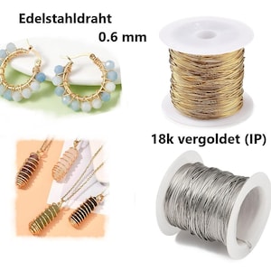 Könnte beinhalten: Eine Auswahl an Schmuckherstellungszubehör, darunter goldfarbene Drahtspulen, silberfarbene Drahtspulen und goldene Creolen mit blauen und weißen Perlen. Anhängerhalsketten mit drahtgewickelten Edelsteinen sind ebenfalls abgebildet.
