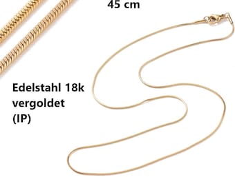 Puede incluir: Un collar dorado de 45 cm de largo, con un diseño de cadena de serpiente. El collar está hecho de acero inoxidable chapado en oro de 18k. El texto "Edelstahl 18k vergoldet (IP)" es visible.