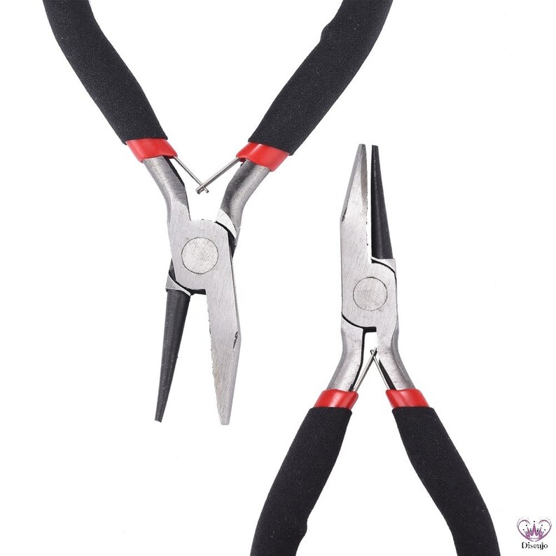 Puede incluir: Dos pares de alicates con mangos de goma negra y puntas rojas. Los alicates son de metal y tienen un acabado plateado.