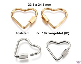 Puede incluir: Cuatro cierres de mosquetón en forma de corazón. Dos son dorados y dos plateados. Los cierres dorados están chapados en oro de 18k. Los cierres miden 22,5 x 24,5 mm. El texto "Edelstahl & 18k vergoldet (IP)" es visible.