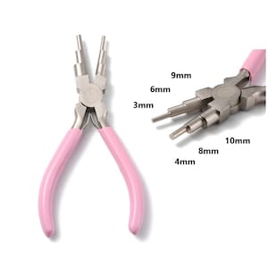 Puede incluir: Alicates de joyería con mango rosa y puntas de varios tamaños para hacer bucles y círculos en alambre. Las puntas están etiquetadas con medidas en milímetros: 3 mm, 4 mm, 6 mm, 8 mm, 9 mm y 10 mm.