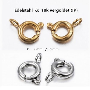 Pode incluir: Dois pares de fechos de joalharia. Um par é dourado, o outro prateado. Os fechos são redondos com fecho de argola de mola. O texto no topo diz "Edelstahl & 18k vergoldet (IP)". Os fechos têm 5 mm e 6 mm de diâmetro.