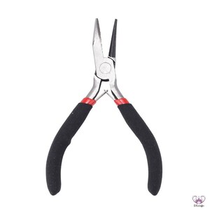 Puede incluir: Un par de alicates plateados con mangos de goma negra y detalles rojos. Los alicates tienen una punta puntiaguda y se utilizan para la elaboraci&oacute;n de joyas.