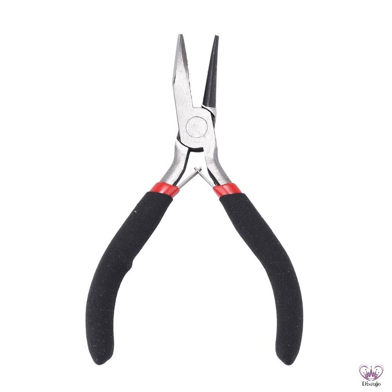 Puede incluir: Un par de alicates plateados con mangos de goma negra y detalles rojos. Los alicates tienen una punta puntiaguda y se utilizan para la elaboraci&oacute;n de joyas.