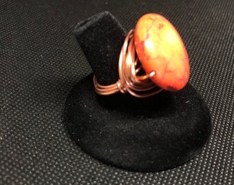 Filo di rame ritorto anello arancio corallo pietra
