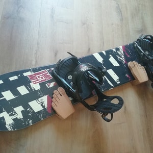 Support mural pour snowboards et planches étroites jusqu’à 1 cm d’épaisseur, « pieds »