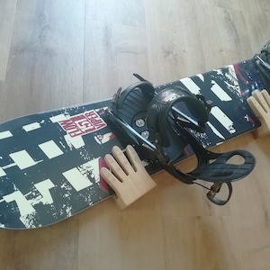 Support mural pour snowboards et planches étroites jusqu’à 1 cm d’épaisseur, « mains »