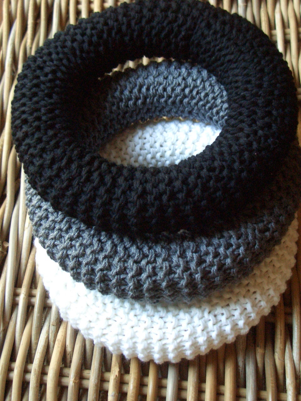 Knitted wreath - 3 colours to choose from - black/grey/white - door wreath - table wreath - decorate yourself - 27 cm