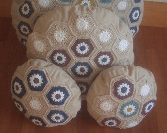 Runde Kissen mit bunten Grannys in 3 Größen