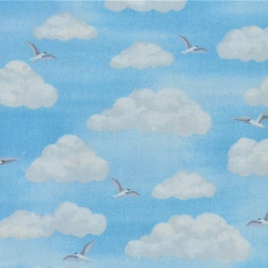 Peut inclure: Un ciel bleu avec des nuages blancs et des oiseaux gris volant en formation. Le ciel est bleu clair et les nuages sont moelleux et blancs. Les oiseaux sont petits et gris et volent en forme de V.