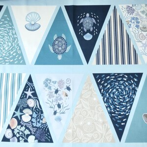 Pode incluir: Tecido estampado com um padrão repetitivo de triângulos azuis e brancos. Cada triângulo apresenta ilustrações da vida marinha, incluindo tartarugas, conchas, estrelas do mar e cardumes de peixes. O fundo é azul claro.