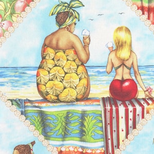 Op de afbeelding: Stofprint met twee figuren op een strand, elk met een ijsje. Eén figuur draagt een jurk met ananaspatroon, de andere heeft een kersvormige achterkant. De scène wordt omlijst door een decoratieve rand en parasols.