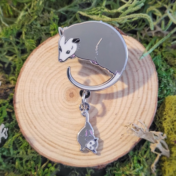 Moeder en baby Opossum emaille pin