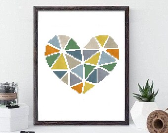 Puede incluir: Un patrón de punto de cruz enmarcado de un corazón hecho de formas geométricas coloridas. El corazón está hecho de tonos de azul, verde, amarillo y naranja.