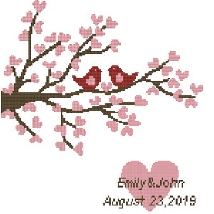 Puede incluir: Dise&ntilde;o de punto de cruz con dos p&aacute;jaros rojos posados en una rama marr&oacute;n con flores rosas en forma de coraz&oacute;n. Debajo, un coraz&oacute;n rosa contiene los nombres "Emily & John" y la fecha "23 de agosto de 2019".