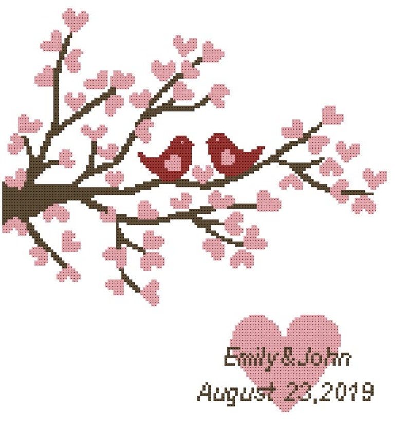 Puede incluir: Dise&ntilde;o de punto de cruz con dos p&aacute;jaros rojos posados en una rama marr&oacute;n con flores rosas en forma de coraz&oacute;n. Debajo, un coraz&oacute;n rosa contiene los nombres "Emily & John" y la fecha "23 de agosto de 2019".