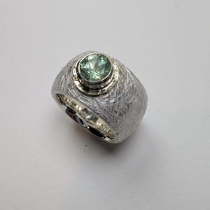 Ring aus Silber mit mintfarbenen Turmalin und 585er Gold