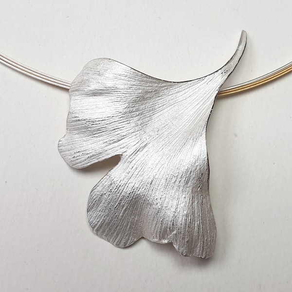 Großer Ginkgoblatt-Anhänger aus Silber mit Reif Silber-und Antrazitfarbe