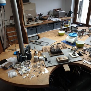 schmuckes Atelier, Werktisch