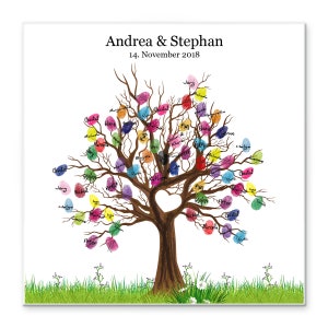 Könnte beinhalten: Ein weißer Hintergrund mit einem braunen Baum mit einem herzförmigen Loch im Stamm. Die Äste sind mit bunten Fingerabdrücken bedeckt, neben denen Namen geschrieben sind. Der Text "Andrea & Stephan" und "14. November 2018" befindet sich oben im Bild.