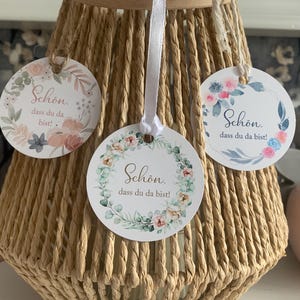 10 Anhänger Tags Papier rund 6cm Gastgeschenk Dankeschön Taufe Hochzeit Konfirmation Kommunion Schön, dass du da bist Boho Blumenkranz
