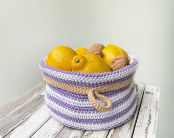 Cesta de crochet a rayas con asa beige