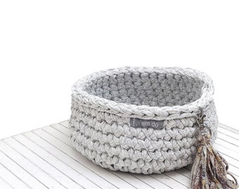 Panier de crochet dans le gris avec le bobble