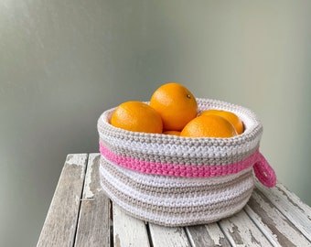 Cesta de crochet a rayas con asa rosa